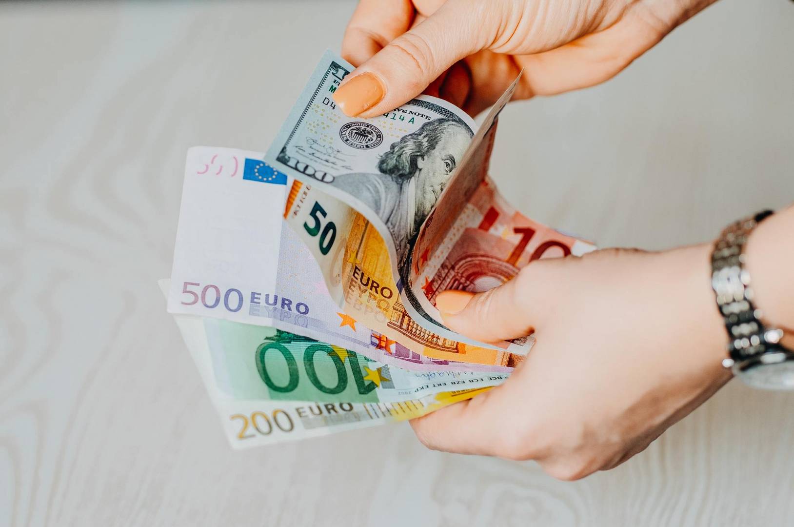 Kobieta trzyma pieniądze ze zwrotu podatku z Holandii